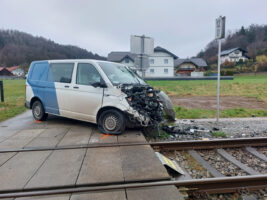 Verkehrsunfall PKW gegen Zug
